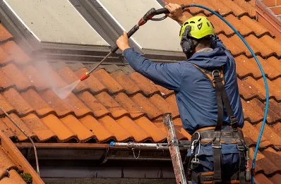 Démoussage et hydrofuge de toiture à Saramon
